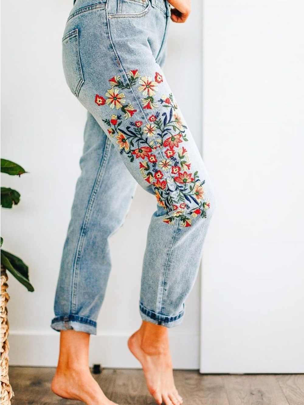 🌸🌺Beautiful Embroidered Blu Pepper Straight-Leg Jeans Size S